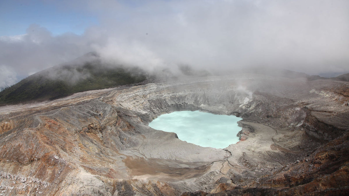 Cráter principal del volcán Poás, Costa Rica, visto el 22 de febrero del 2022.